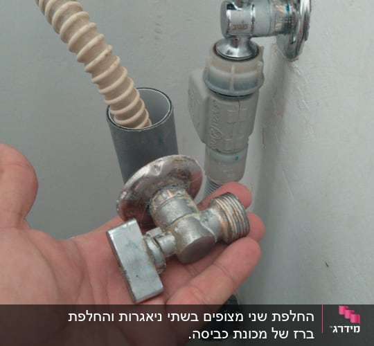 ברז מים מנותק ביד של אינסטלטור